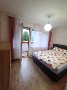 Schlafzimmer mit einem Bett und einem Fenster in der Unterkunft Apartma F&M in Bovec