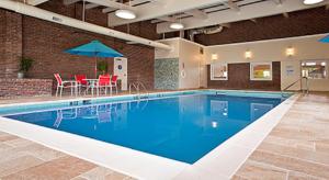 Piscina a White River Inn & Suites o a prop