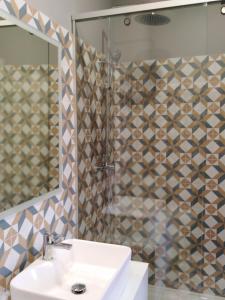 een badkamer met een wastafel en een douche bij ALM SANTA LUZIA in Guimarães