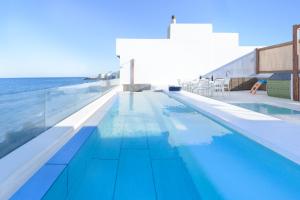 une grande piscine avec l'océan en arrière-plan dans l'établissement Villa Marina, Sol y Sal, à Las Palmas de Gran Canaria