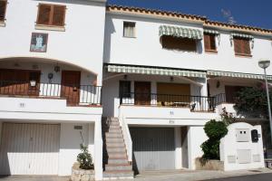 a white house with two entrances and a balcony at Adosado Peñisol Inmomart in Peniscola