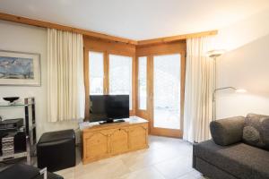 a living room with a tv and a couch at LAAX Homes - Runca 752 in Flims