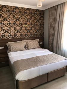 Una cama o camas en una habitación de Senturkler Suite