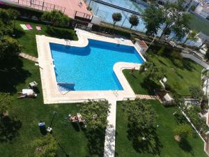 una vista aérea de una piscina en un parque en Apartamento Picasso, en Nerja