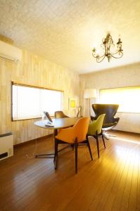 une salle à manger avec une table, des chaises et un lustre dans l'établissement Takayama - Apartment / Vacation STAY 34382, à Takayama