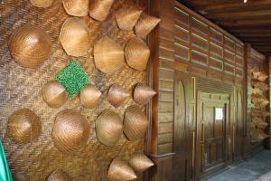 ボゴールにあるKampoeng Wisata Rumah Jogloの壁 +81枚の写真