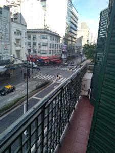 einen Balkon mit Blick auf eine Stadtstraße in der Unterkunft Corrientes y Uruguay in Buenos Aires