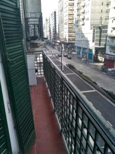 einen Balkon eines Gebäudes mit Straßenblick in der Unterkunft Corrientes y Uruguay in Buenos Aires