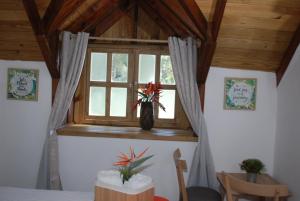 Postel nebo postele na pokoji v ubytování Hotel Rancho Constanza & Cabañas de la Montaña