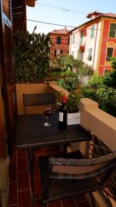 een tafel met een glas wijn op een balkon bij Aldo's house in La Spezia