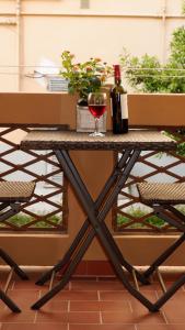 een tafel met een glas wijn en een fles bij Aldo's house in La Spezia