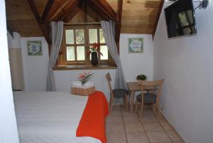 TV a/nebo společenská místnost v ubytování Hotel Rancho Constanza & Cabañas de la Montaña