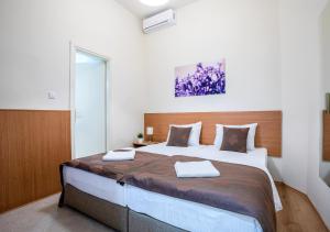 Letto o letti in una camera di Booking En Suite