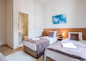Letto o letti in una camera di Booking En Suite