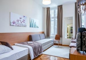 un soggiorno con un divano e una poltrona di Booking En Suite a Belgrado