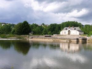 ein Haus am Ufer eines Flusses in der Unterkunft LA BIGOTTIERE DU PORT in Saint-Georges-sur-Cher