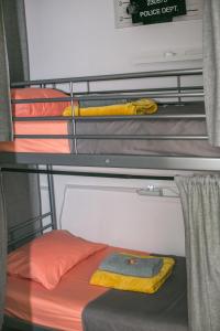 Våningssäng eller våningssängar i ett rum på Live Lisboa Hostel
