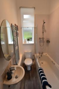 Un baño con bañera, inodoro y lavabo. en Pleasance Apartment Ground Floor Main Door Access, en Edimburgo 28 fotos más