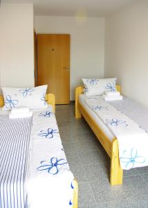 Katil atau katil-katil dalam bilik di Ferienhaus Roy