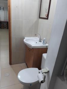 un bagno con un water bianco e un lavandino di Guest House Orlihome a Haifa Altre 12 foto
