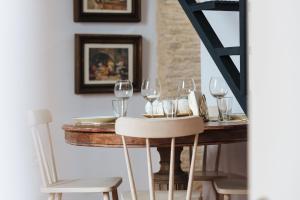 una mesa de comedor con copas de vino. en Casa Galera Historic Downtown Apartment in Seville en Sevilla