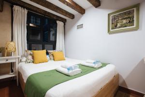 Posteľ alebo postele v izbe v ubytovaní Casa Galera Historic Downtown Apartment in Seville