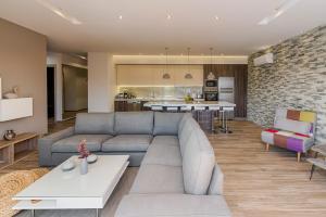 un soggiorno con divano e una cucina di Nastazia Luxury Beach House a Ialyssos