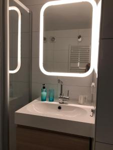A bathroom at 84huis