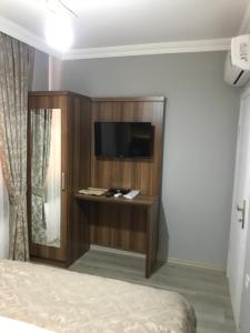 Una televisión o centro de entretenimiento en Senturkler Suite