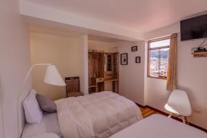 sypialnia z 2 łóżkami i oknem w obiekcie Cozy Room Cusco w Cuzco