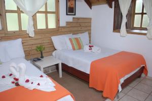 Postel nebo postele na pokoji v ubytování Hotel Rancho Constanza & Cabañas de la Montaña