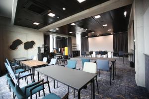 sala konferencyjna ze stołami i krzesłami w pokoju w obiekcie arte Hotel Salzburg w mieście Salzburg