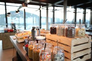 una mesa larga con jarras de comida. en arte Hotel Salzburg, en Salzburgo