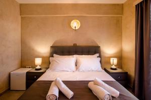 een slaapkamer met een bed met twee handdoeken erop bij Rhapsody house in Nea Vrasna