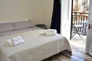 um quarto com uma cama com duas toalhas em Casa Tresca - Holiday Accommodations em Menfi