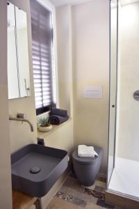 uma casa de banho com um lavatório preto e um WC. em Casa Tresca - Holiday Accommodations em Menfi