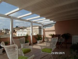 A balcony or terrace at B&B Home Sweet Home Rosolini
