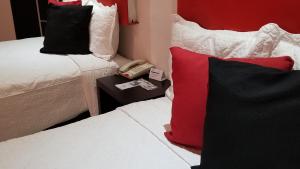 Een bed of bedden in een kamer bij Hotel Dluxe