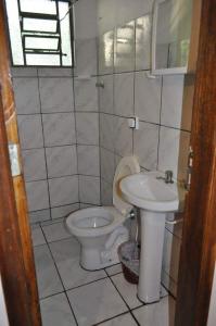 ein Bad mit einem WC und einem Waschbecken in der Unterkunft Hospedagem Centro Champagnat in Londrina
