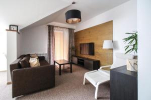 un soggiorno con divano e tavolo di Tatragolf Apartment B407 a Veľká Lomnica