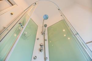 uma porta de vidro arqueada numa escada com luzes em Privat Atelier em Setúbal