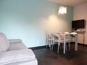 uma sala de estar com uma mesa e cadeiras e um sofá em Apartment Adriana 2 (ground floor) em Mušalež