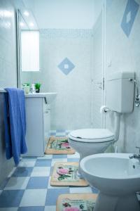 a bathroom with a toilet and a sink at Villetta Mari con piscina esclusiva nel Salento in Capilungo +36 photos