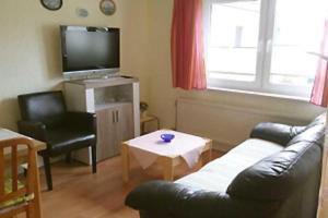 Μια τηλεόραση ή/και κέντρο ψυχαγωγίας στο Ferienhaus in Plogshagenauf Hidden