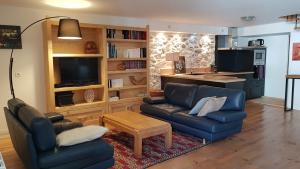 ブリアンソンにあるL ' Y chalet Vaubanのソファ2つとテレビのあるリビングルーム