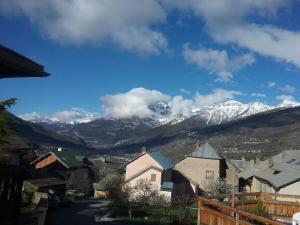 ブリアンソンにあるL ' Y chalet Vaubanの山を背景にした小さな町 +3枚の写真
