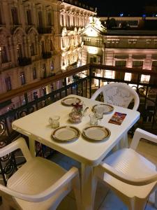 uma mesa branca e cadeiras numa varanda em Fountain Square-Balconies in Old Town em Baku