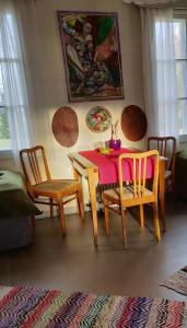 een eetkamer met een tafel en twee stoelen en een tafel en een stoeltje bij Olo Tila in Kurikka