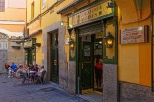 Goście zatrzymujący się w obiekcie Arenal Suites Puerta del Sol