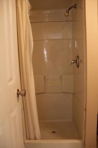 Kylpyhuone majoituspaikassa Niagara Inn & Suites